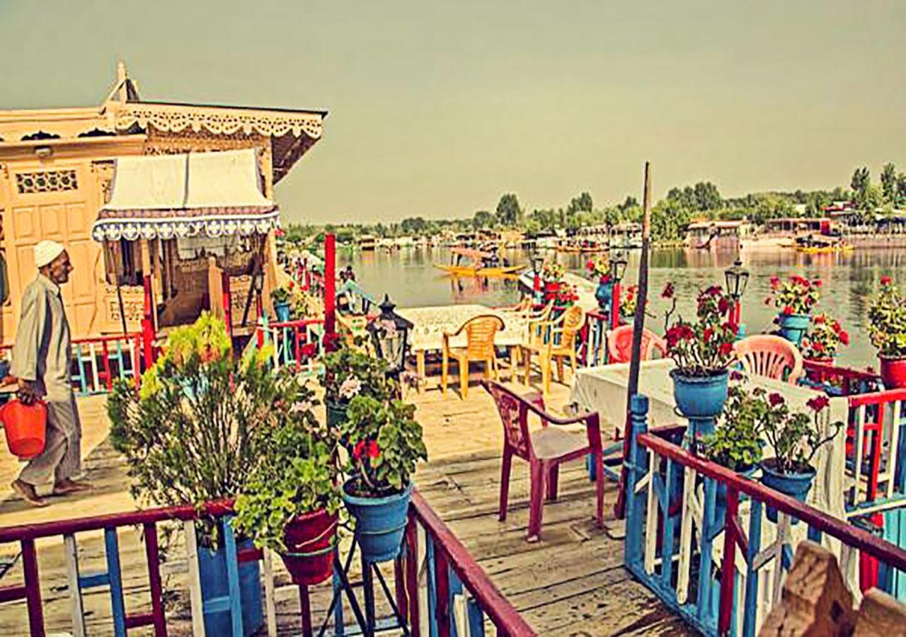 Chicago Group Of Houseboats Hotell Srīnagar Exteriör bild